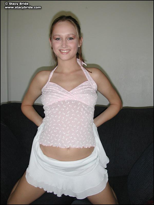 Bilder von Stacy Braut, die sich auf einer Couch nackt auszieht
 #60007322