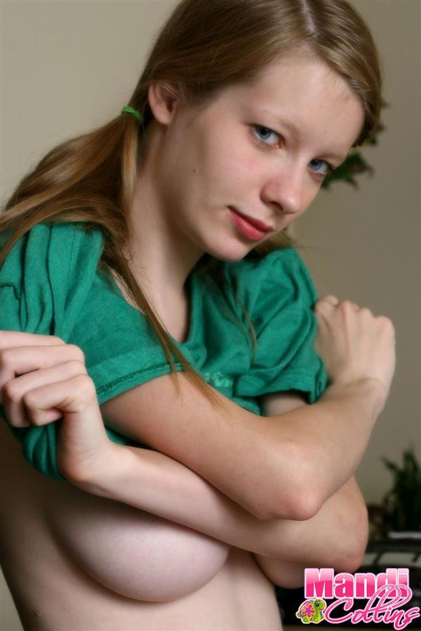 Bilder von Teenager-Model Mandi Collins necken an ihrem Schreibtisch
 #59196216