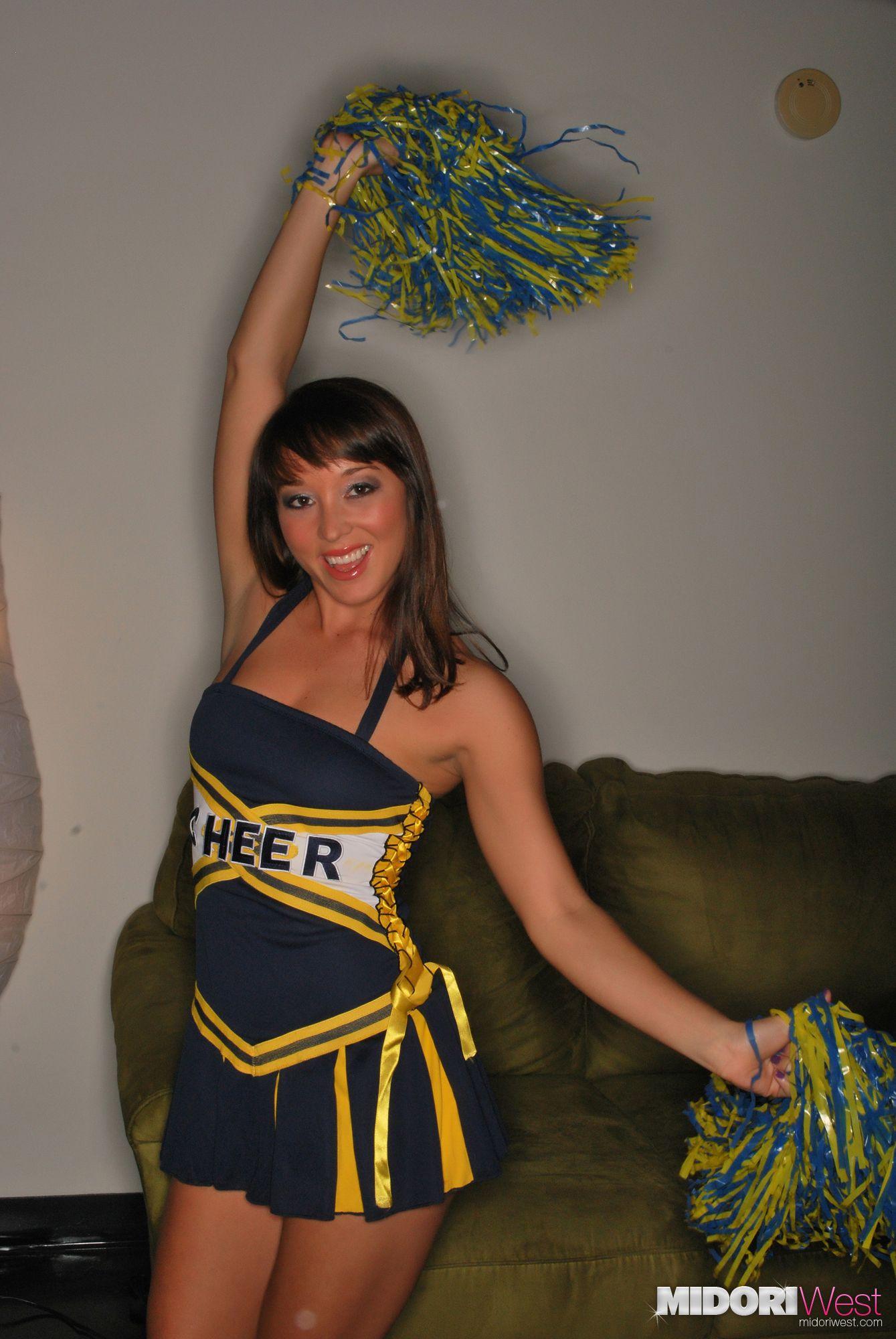 Bilder von Teenie-Babe Midori West als heiße, nuttige Cheerleaderin
 #59537268