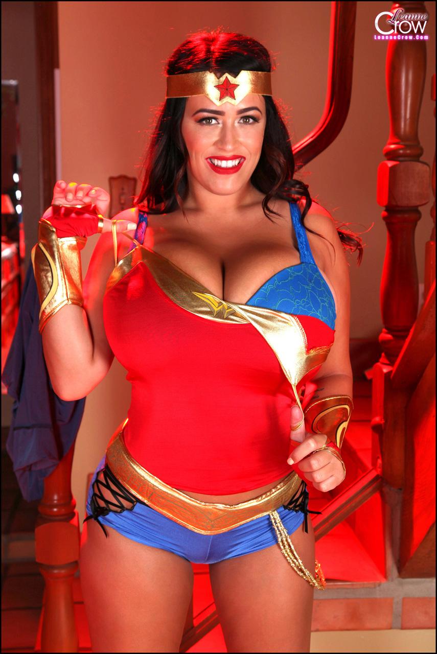 Leanne crow s'habille en wonder woman à forte poitrine
 #58874041