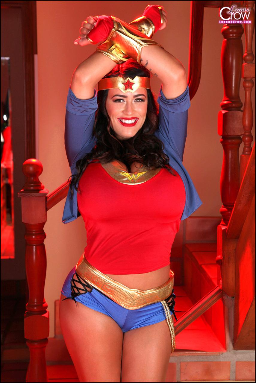 Leanne crow s'habille en wonder woman à forte poitrine
 #58874088