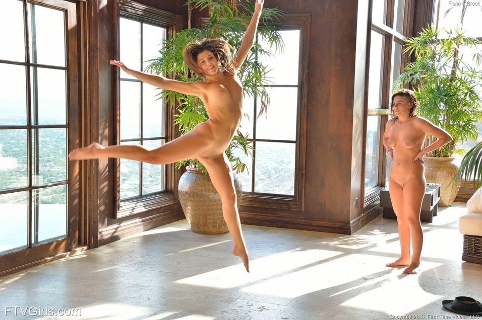 ホットなカップルのブルックとフィオナは、裸でダンスの練習をする
 #53541134