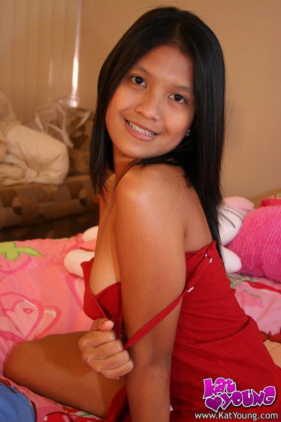 Kat young se desnuda y se complace en su habitación
 #58043152