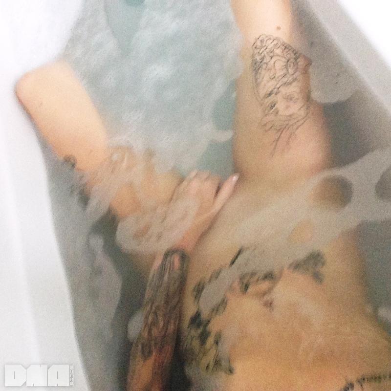 La brune harri kate est toute mouillée dans son bain.
 #54714121