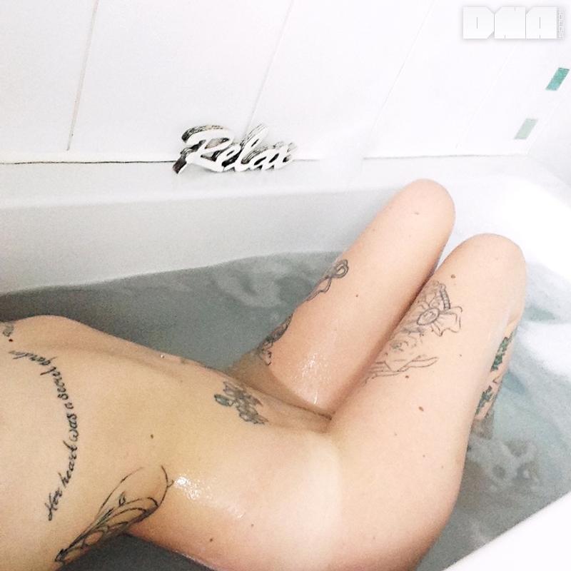 ブルネットのハリー・ケイトがお風呂で濡れる
 #54714154