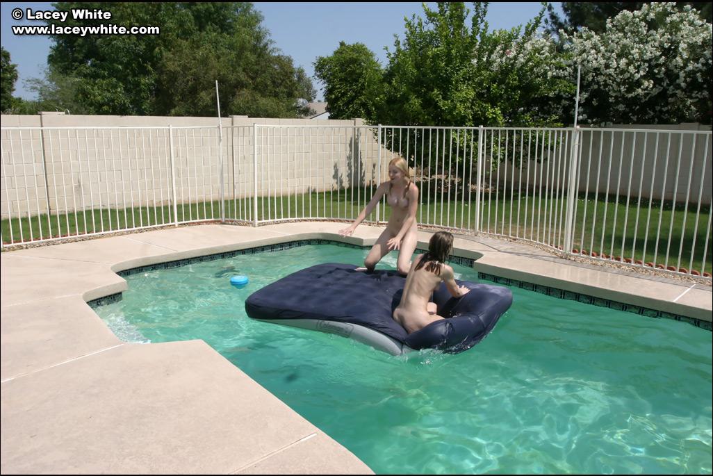 Bilder von lacey und raimi skinny dipping im Pool
 #58804540