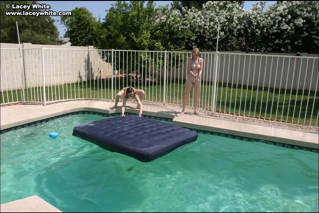 Bilder von lacey und raimi skinny dipping im Pool
 #58804611