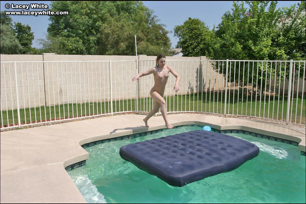 Photos de lacey et raimi se baignant à poil dans la piscine
 #58804674