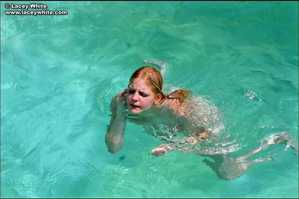 Photos de lacey et raimi se baignant à poil dans la piscine
 #58804715