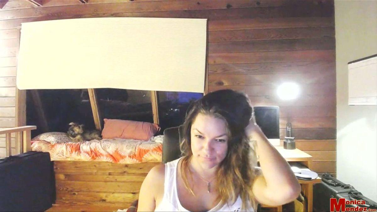 Le mannequin aux gros seins Monica Mendez montre ses énormes nichons sur webcam.
 #59614471