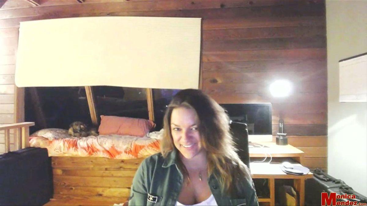 Le mannequin aux gros seins Monica Mendez montre ses énormes nichons sur webcam.
 #59614668