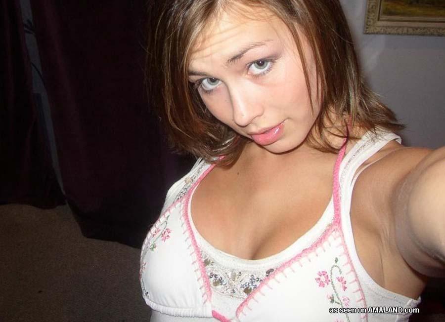 Bilder von zwei dampfenden heißen Amateur busty Freundinnen zeigen
 #61965594