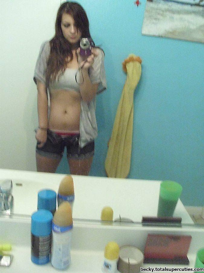 Photos de Becky prenant des photos sexy d'elle-même dans la salle de bain
 #53422561
