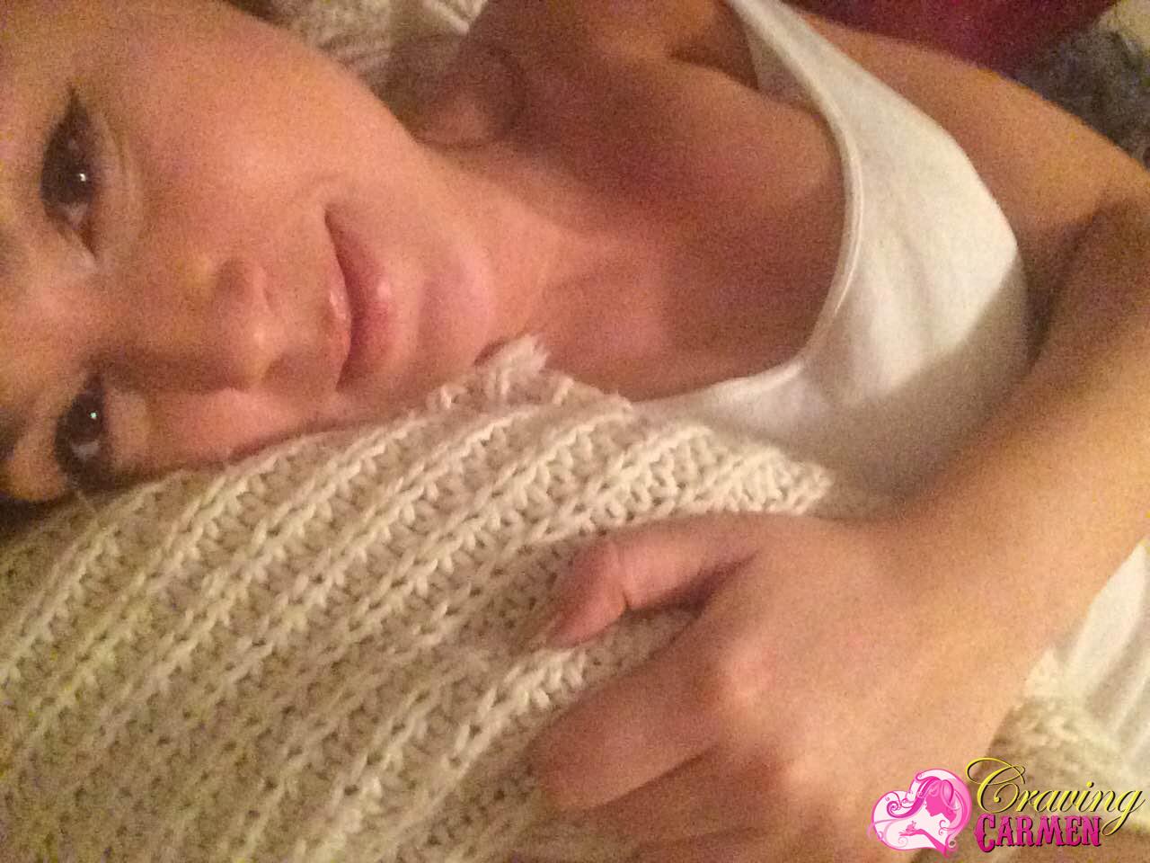 Craving carmen macht sich nackt und nimmt Selfies im Bett
 #53874242