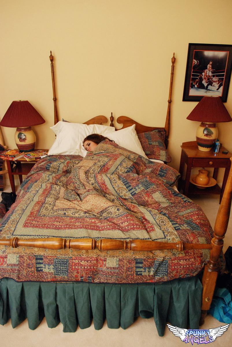 Une jeune femme tatouée, jeska vardinski, montre son corps parfait en dormant dans un pyjama moulant.
 #55368811