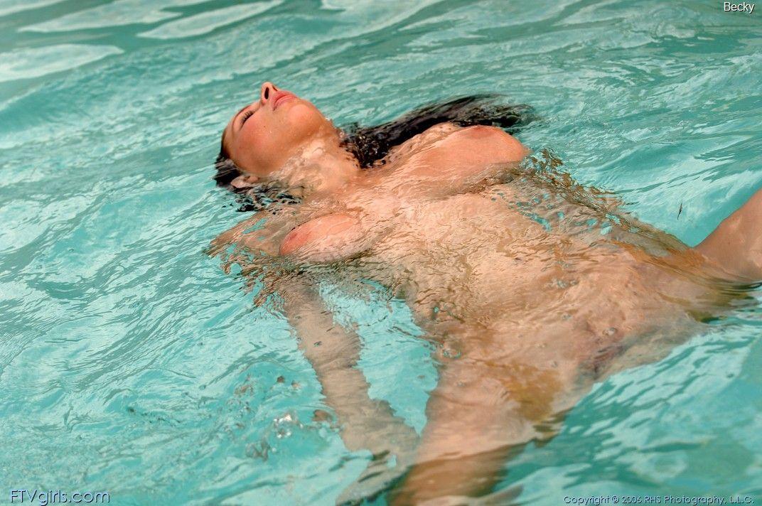 Fotos de la joven gianna michaels mojandose en la piscina
 #54486113