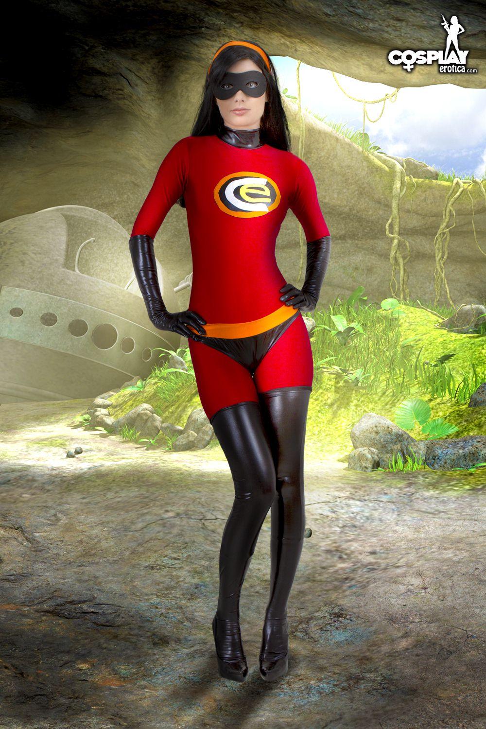 Pictures of cosplayer Marylin dressed as Violet from The Incredibles #59427641