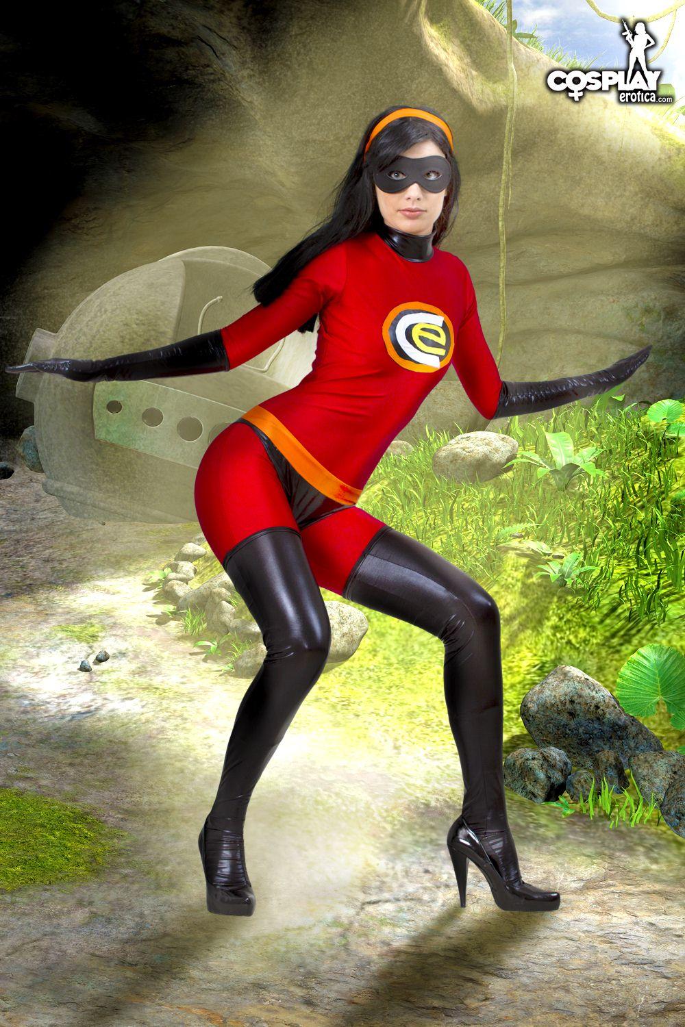Pictures of cosplayer Marylin dressed as Violet from The Incredibles #59427771