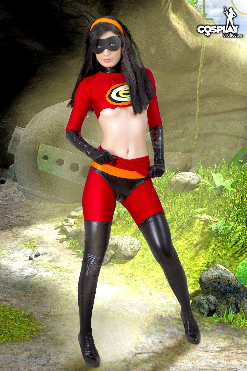 Pictures of cosplayer Marylin dressed as Violet from The Incredibles #59427844