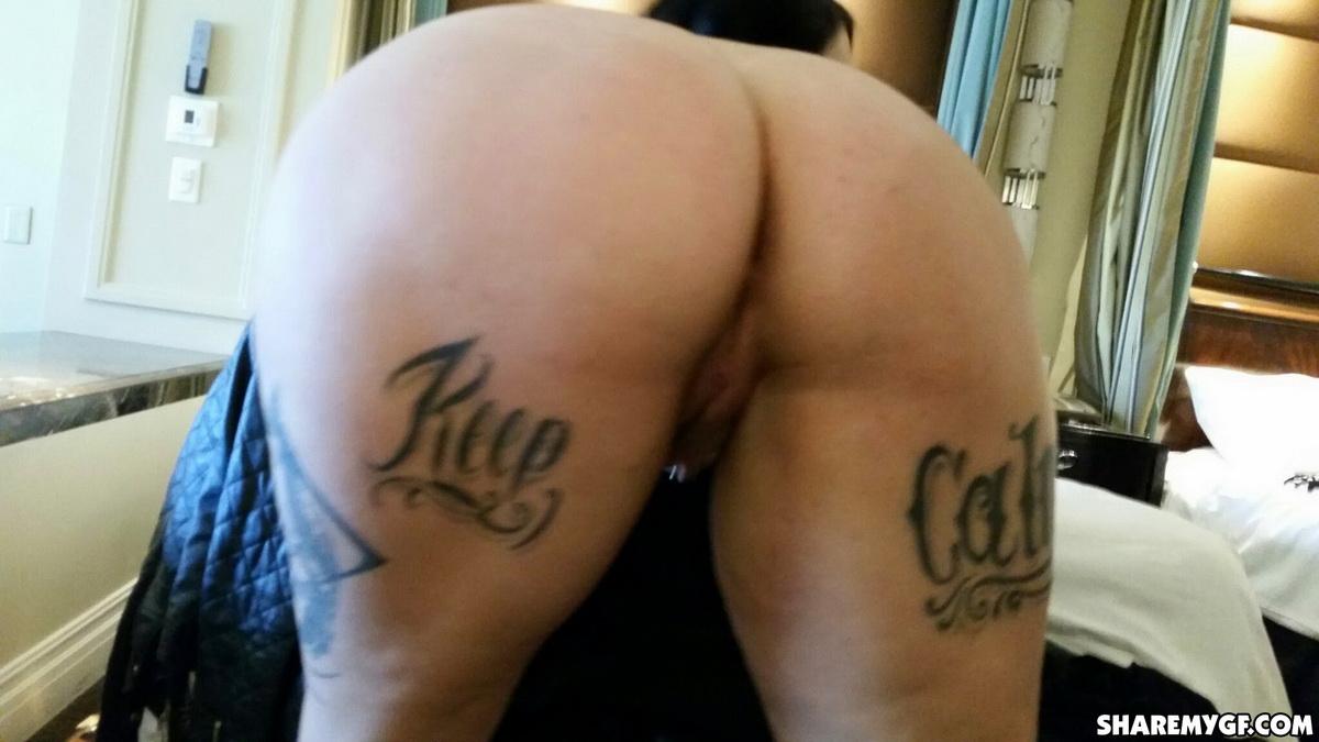 Chubby big titty Freundin zeigt ihren großen runden Arsch und riesige Brüste
 #60270444