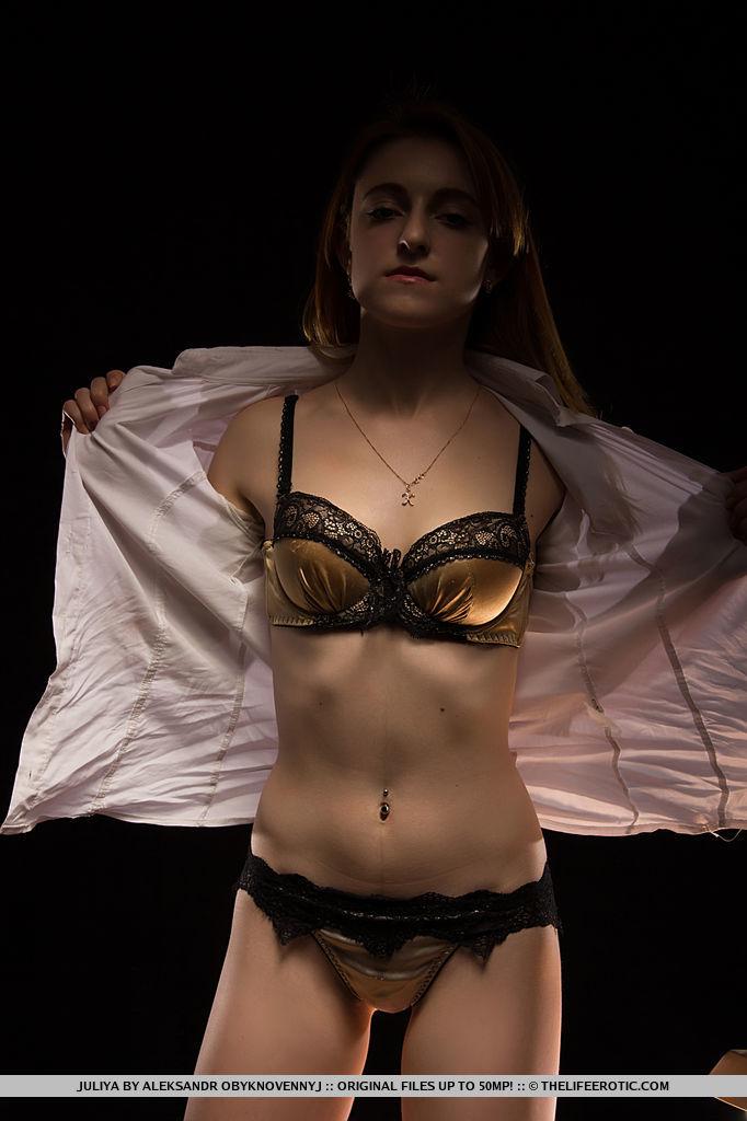 La impresionante belleza de juliya a se desnuda en este oscuro set erótico
 #55803554