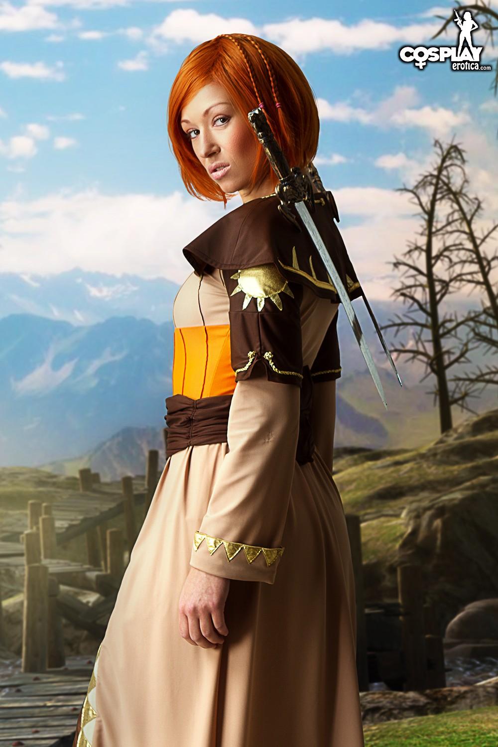 La cosplayer pelirroja brownie se viste de un personaje de fantasía
 #53563776