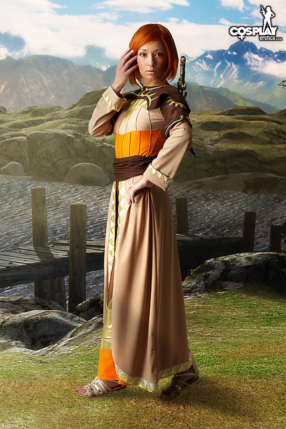 La cosplayer pelirroja brownie se viste de un personaje de fantasía
 #53563823