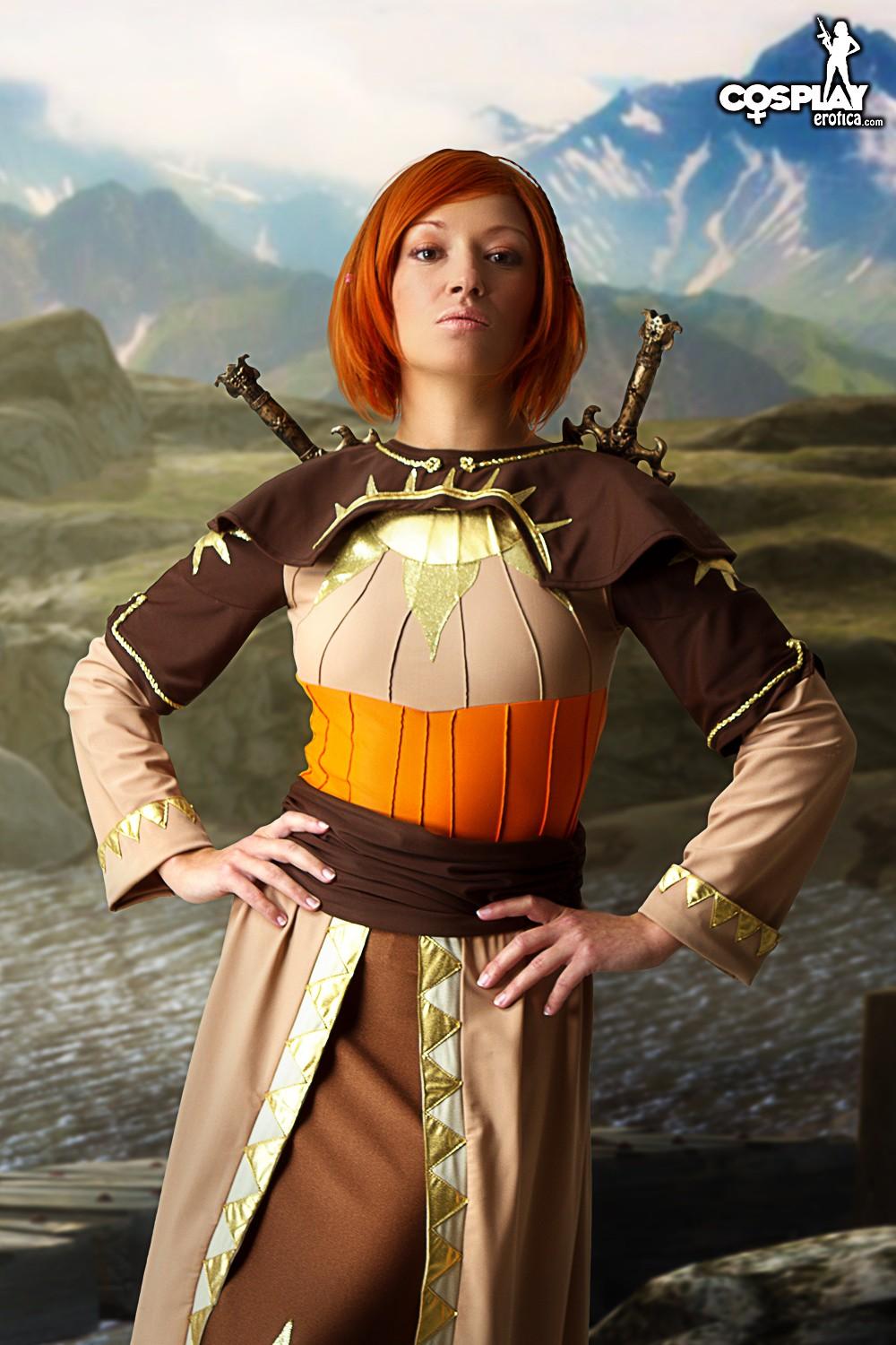 Rothaarige Cosplayerin Brownie verkleidet sich als Fantasy-Charakter
 #53563867