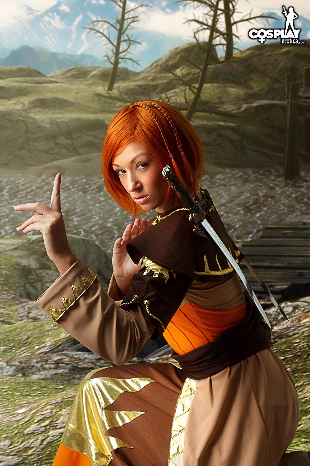 La cosplayer pelirroja brownie se viste de un personaje de fantasía
 #53563941