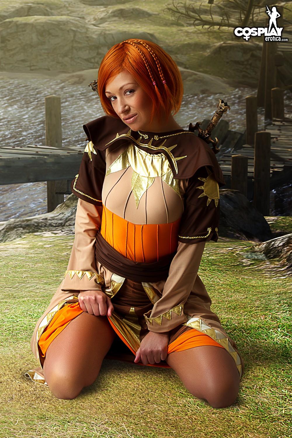 Rothaarige Cosplayerin Brownie verkleidet sich als Fantasy-Charakter
 #53564002