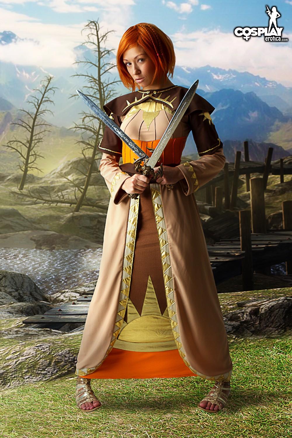 Rothaarige Cosplayerin Brownie verkleidet sich als Fantasy-Charakter
 #53564063
