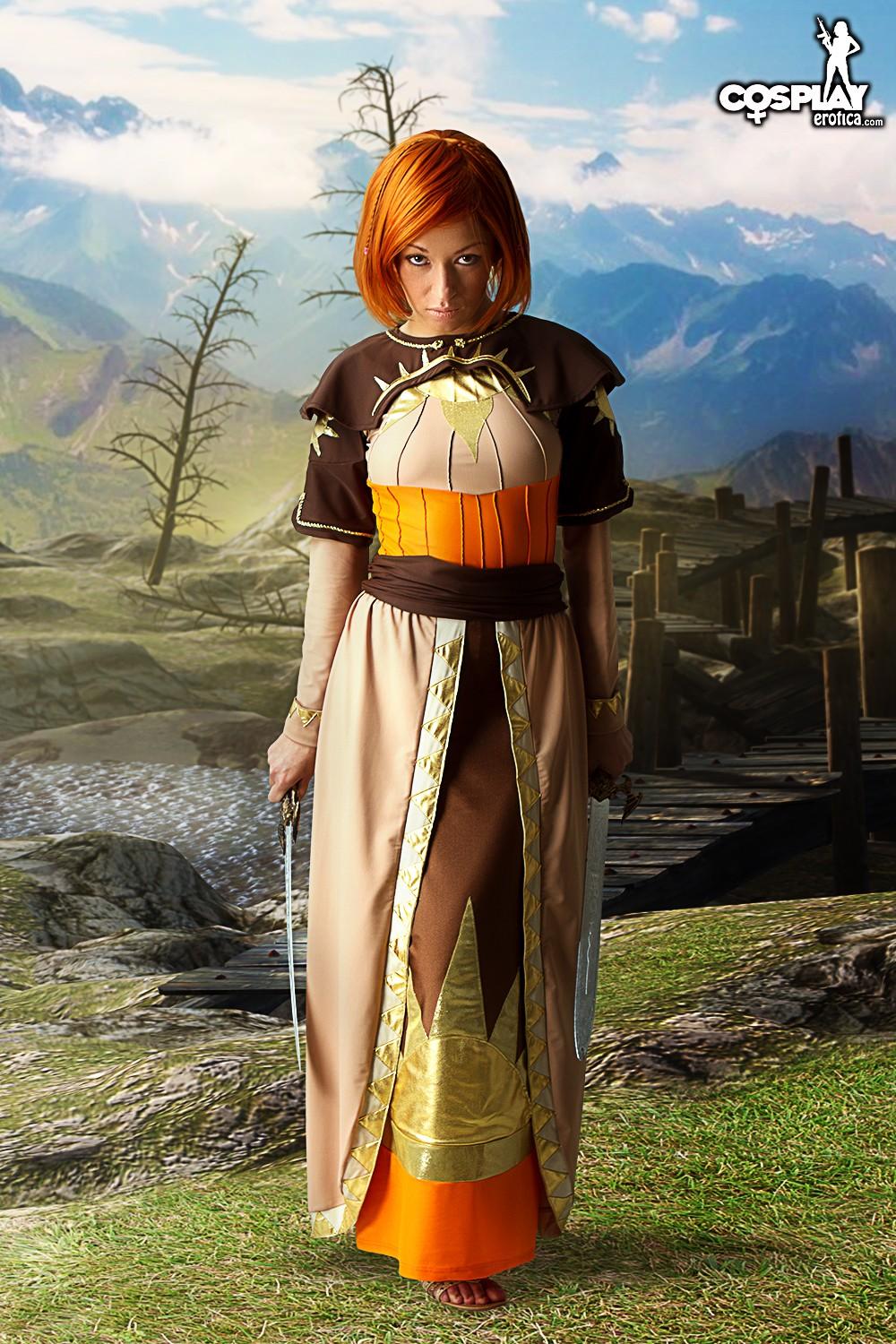 Rothaarige Cosplayerin Brownie verkleidet sich als Fantasy-Charakter
 #53564124