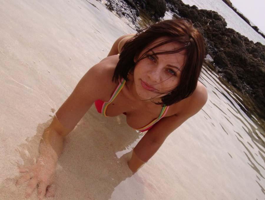 Photos d'une jeune brune sexy s'exhibant en bikini
 #60662075
