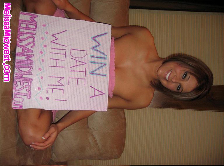 Photos de la jeune sexy Melissa Midwest vous expliquant comment vous pouvez gagner un rendez-vous avec elle.
 #59492909