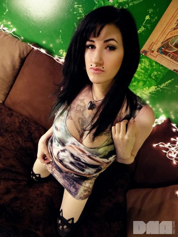 Alt babe Baumwolle Schwanz Streifen nackt und neckt mit ihrem Dildo
 #60348717