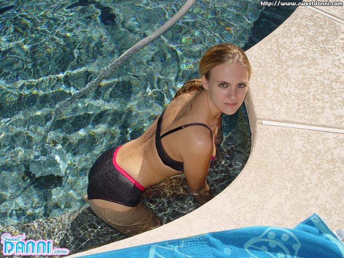 Bilder von Teenie-Model Sweet Danni beim Abhängen am Pool
 #60028165