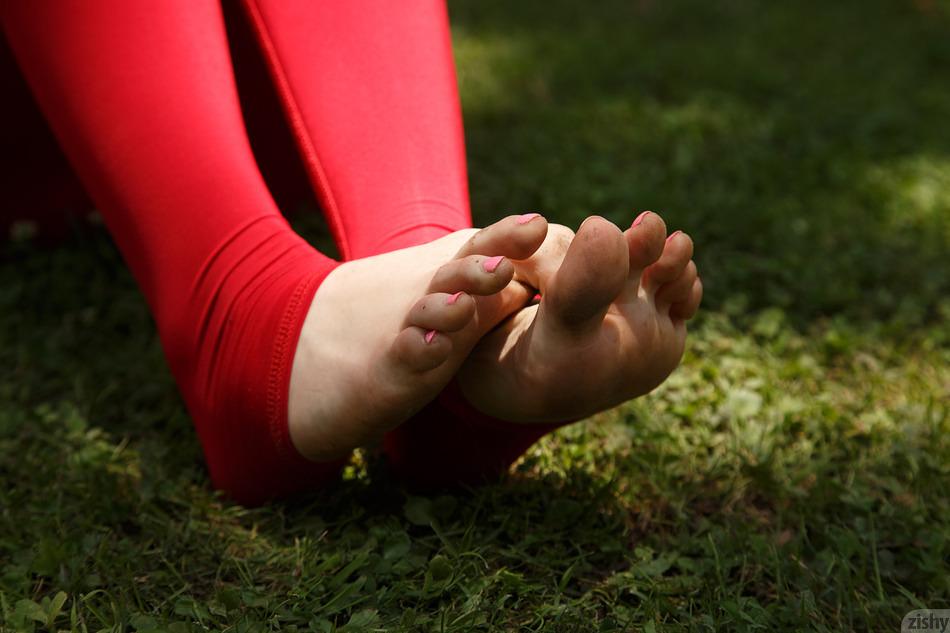 La joven pelirroja diana mackie se burla con sus movimientos de yoga al aire libre en "baby steps"
 #60938621