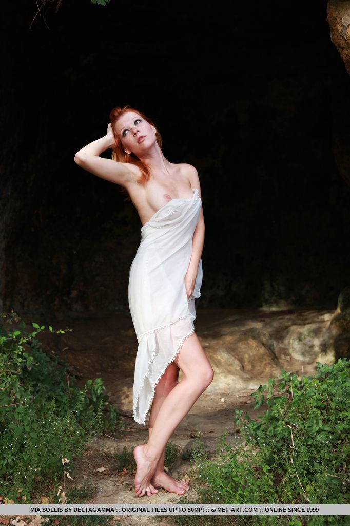 La superbe rousse Mia Sollis exhibe son corps parfait et ses tétons gonflés à l'extérieur.
 #59519754