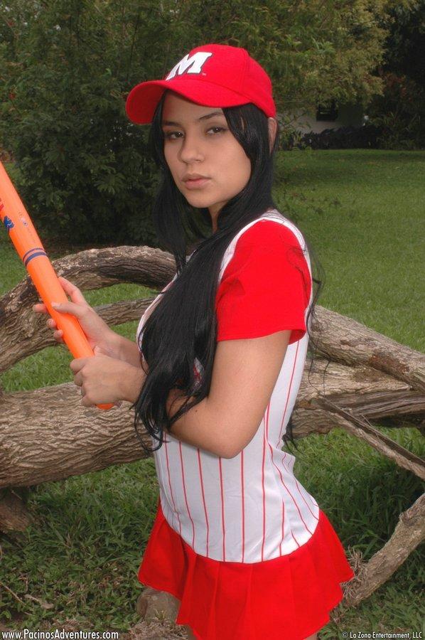 Photos d'isabella, une fille latine qui a envie de plus que la batte de baseball
 #54925295