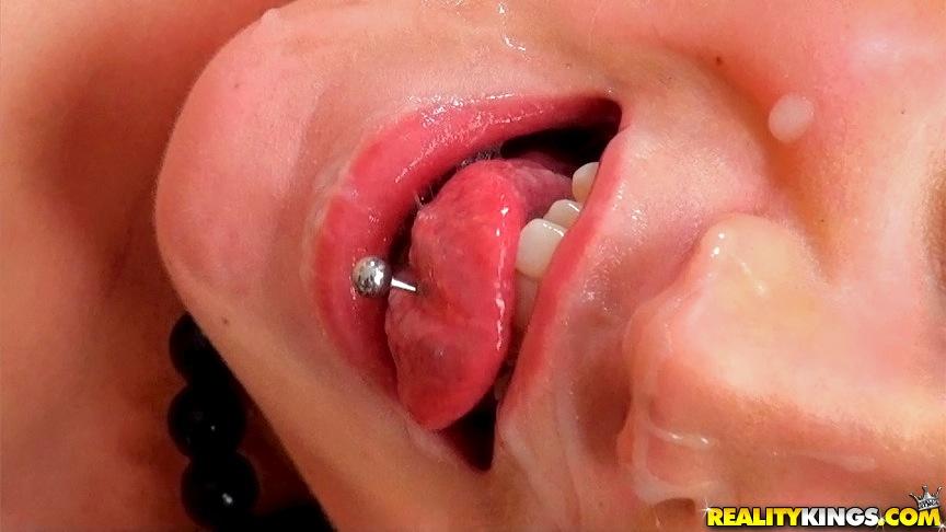 ブロンドの女の子 courtney shea は、顔中に精液を浴びる前に激しく犯されます。
 #53872314