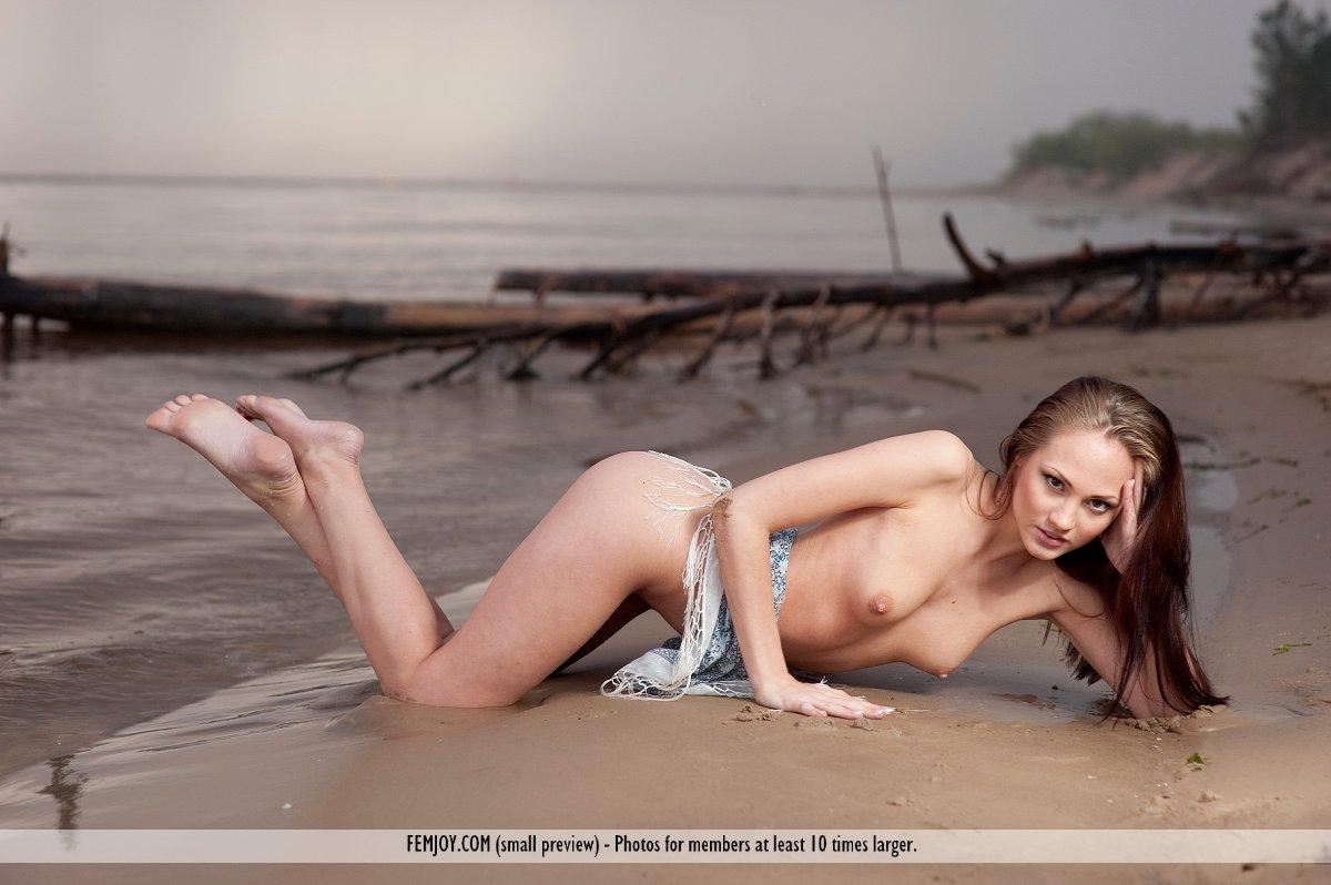 Photos de la jeune super sexy Ella K exhibant son corps nu et serré sur la plage
 #59571471