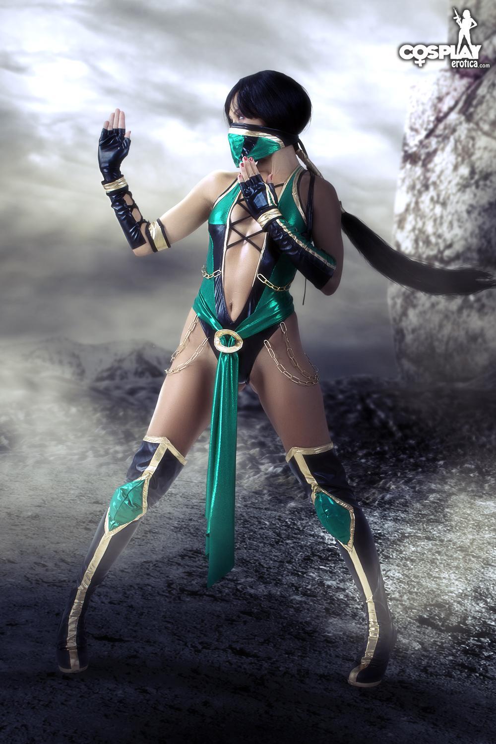 Cosplay babe Brownie dresses as a super hot Jade from Mortal Kombat #53563560