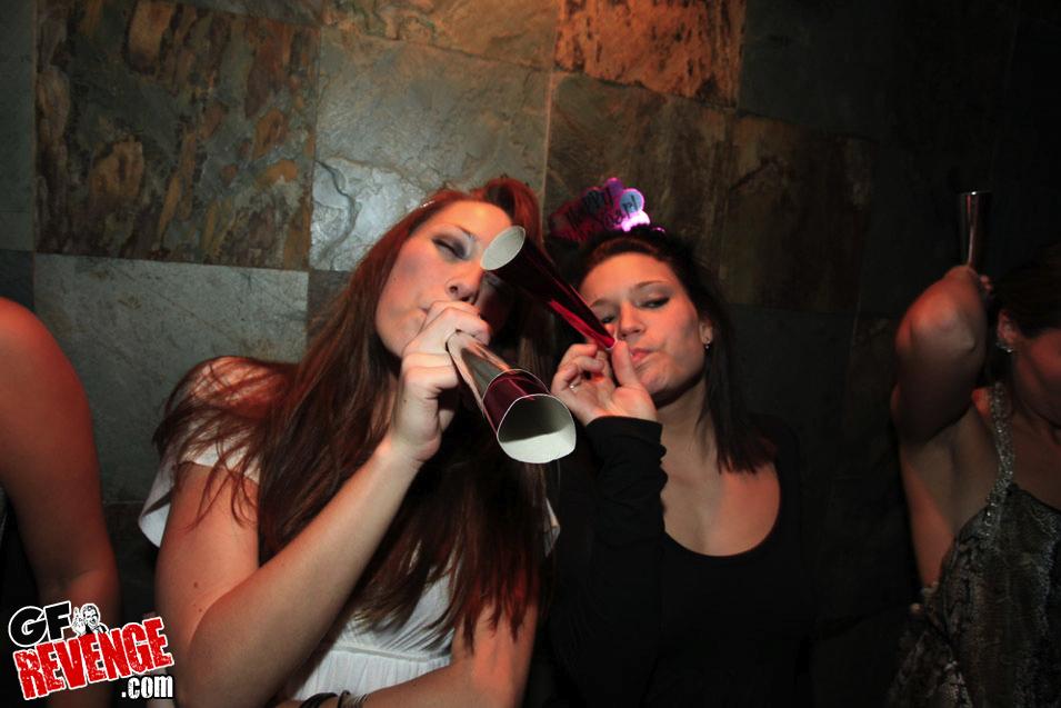 Geile Freundinnen vergnügen sich lesbisch im Badezimmer des Nachtclubs
 #60482578