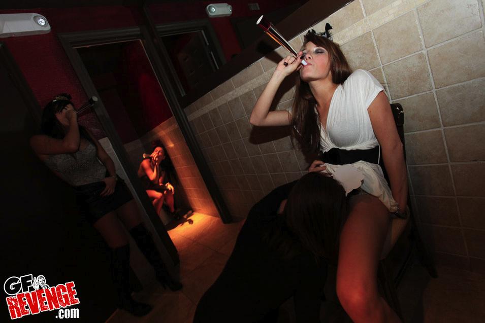 Geile Freundinnen vergnügen sich lesbisch im Badezimmer des Nachtclubs
 #60482586