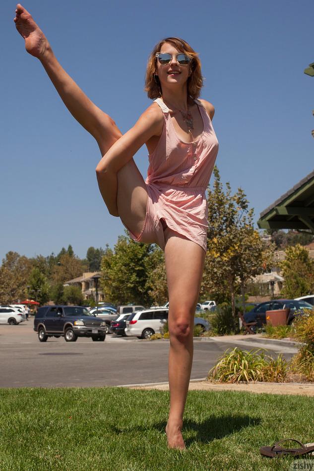 Hot teen april grantham mostra la sua flessibilità in un parco
 #60939324