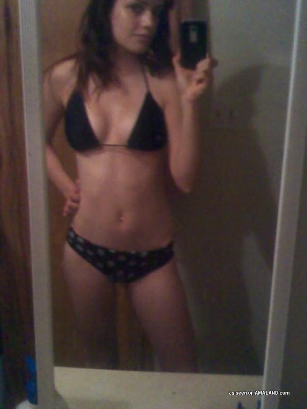 Galería de una chica latina sexy posando en bikini
 #60659286