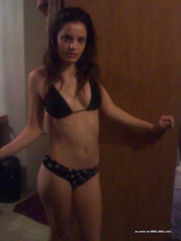 Galería de una chica latina sexy posando en bikini
 #60659315