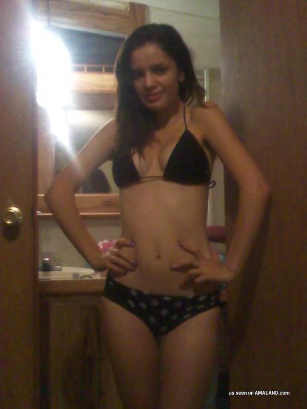 Galería de una chica latina sexy posando en bikini
 #60659397