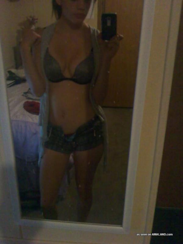 Galería de una chica latina sexy posando en bikini
 #60659477