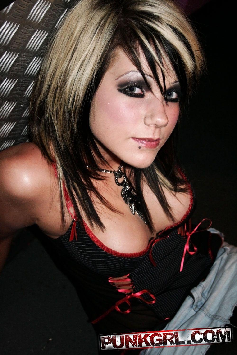 Pictures of teen punk Harriet showing her hot face #60760113